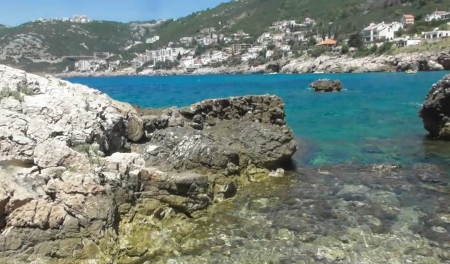 Странные послепотопные глыбы на берегу моря