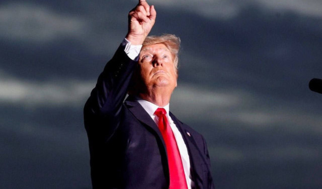 Когда-нибудь на могилу Трампа набросают кучу мусора... Но ветер истории безжалостно сметет её...